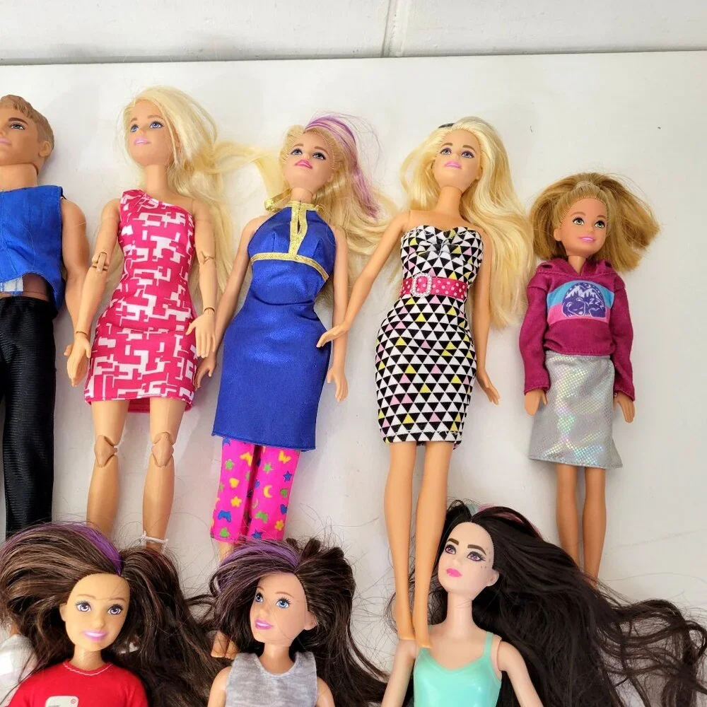 Lot Of 12 Mixed Barbie & Ken Dolls With Various Outfits & Accessories - Picture 5 of 7